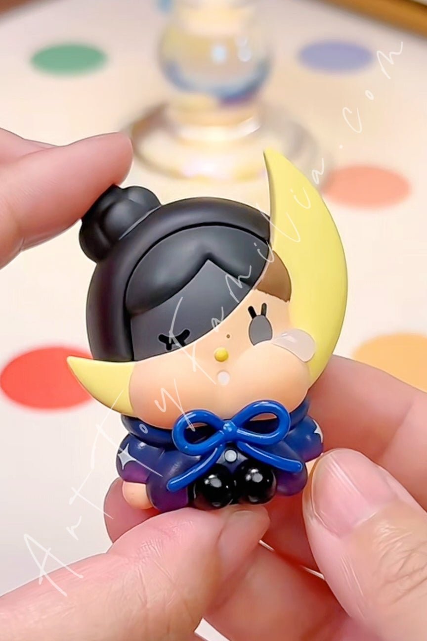 crybaby-crying-to-the-moon-sitting-series-POP Mart Crybaby